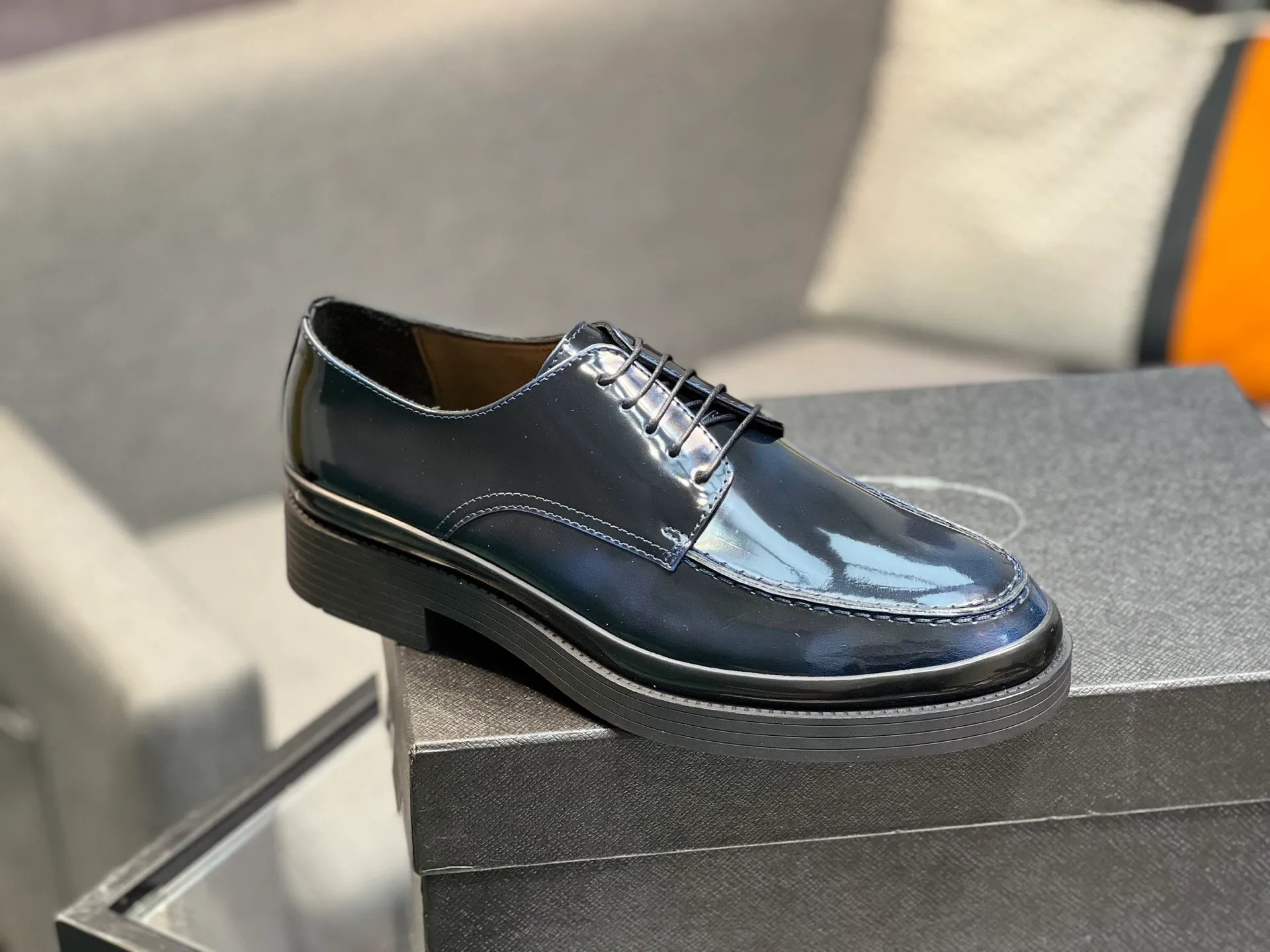 Men's clothing and shoes 💰860 Prada/Prada's new glossy leather loafers are made of open-edge beaded uppers imported from Italy, slip-on loafers style, large piece splicing design, durable and non-deforming, heavy-duty construction, exquisite mark stitching, same material ribbon decoration, blending classic and modern styles, lining with dyed calfskin, standard PRADA logo cowhide feet, original ultra-light matte texture and embossed leather outsole, light and not tired, excellent shock absorption effect, full foot comfort! Size: 39-44 (customized at 38.45)